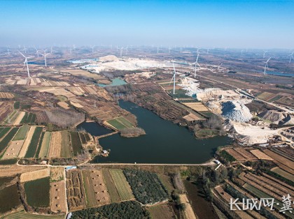 山东一矿场砂石堆在水库边，当地称：没有危害